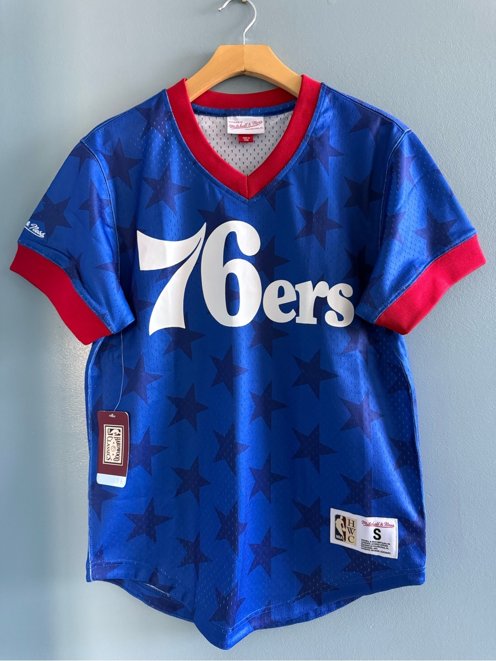 Mitchell & Ness Men’s NBA Mesh V-Neck 76’ers Jersey